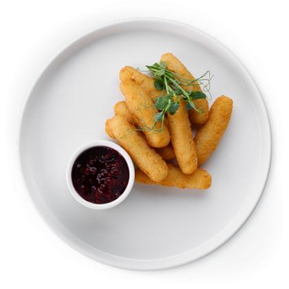 Сырные палочки с брусничным соусом