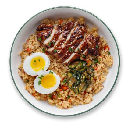 Жареный рис с курицей и овощами